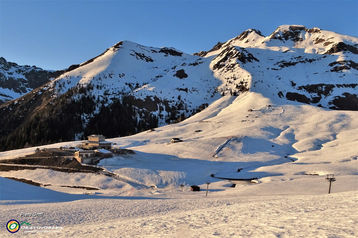 79 Tramonta il sole sulle nevi dei Piani dell'Avaro.JPG